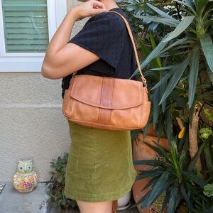 Vintage light brown Fossil Pebble Leather Shoulder Bag with Magnet Closer